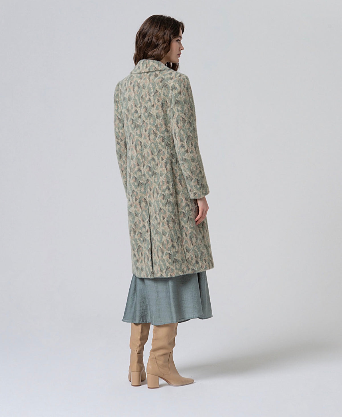 Cappotto taglio dritto e chiusura a bottoni SURKANA.