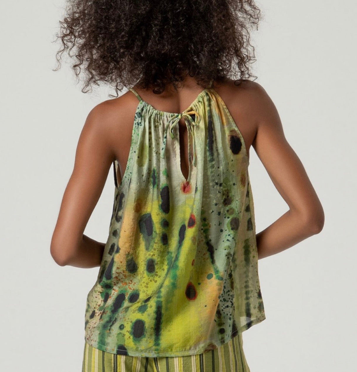 Top a spalline con scollo halter