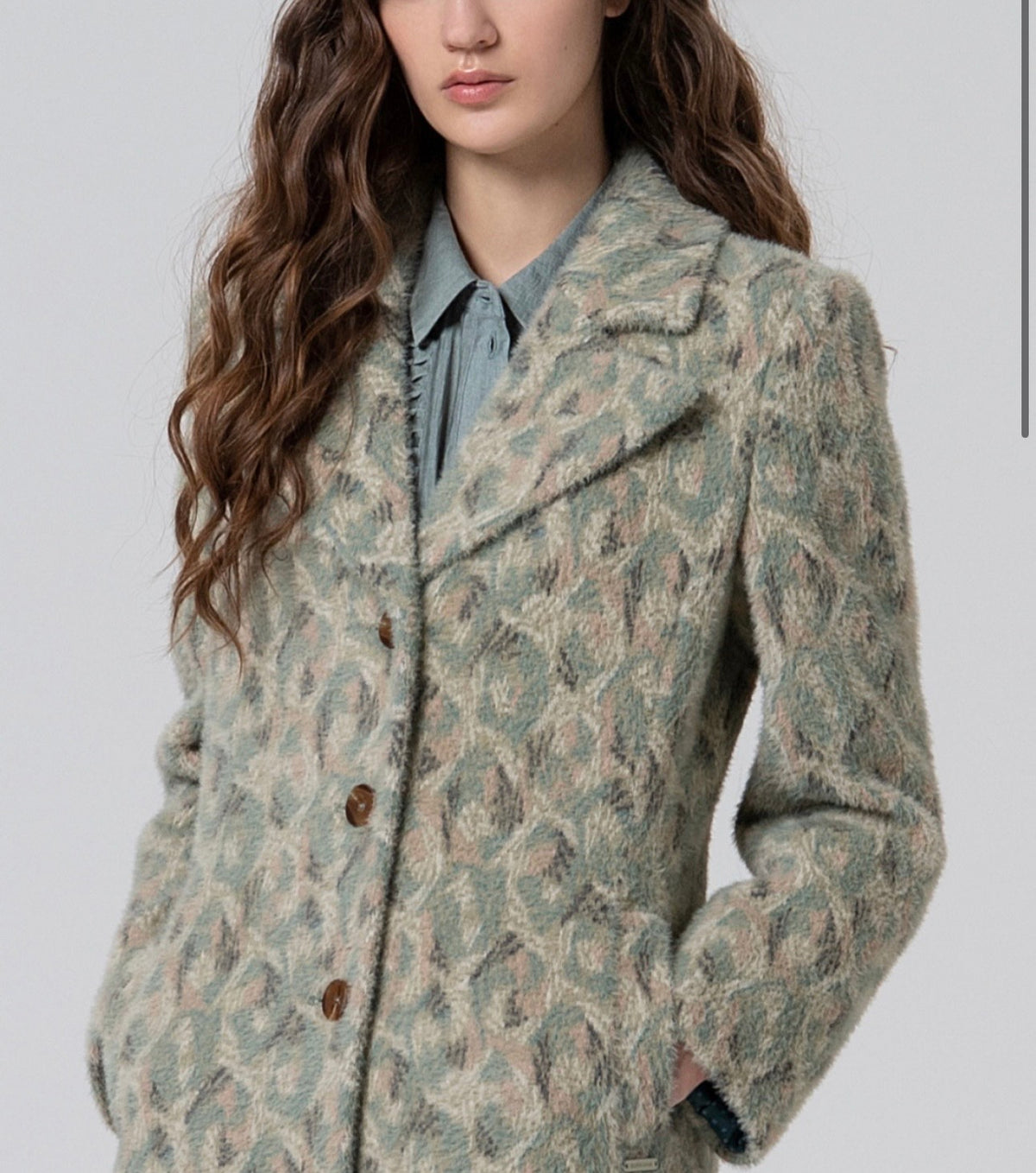 Cappotto taglio dritto e chiusura a bottoni SURKANA.