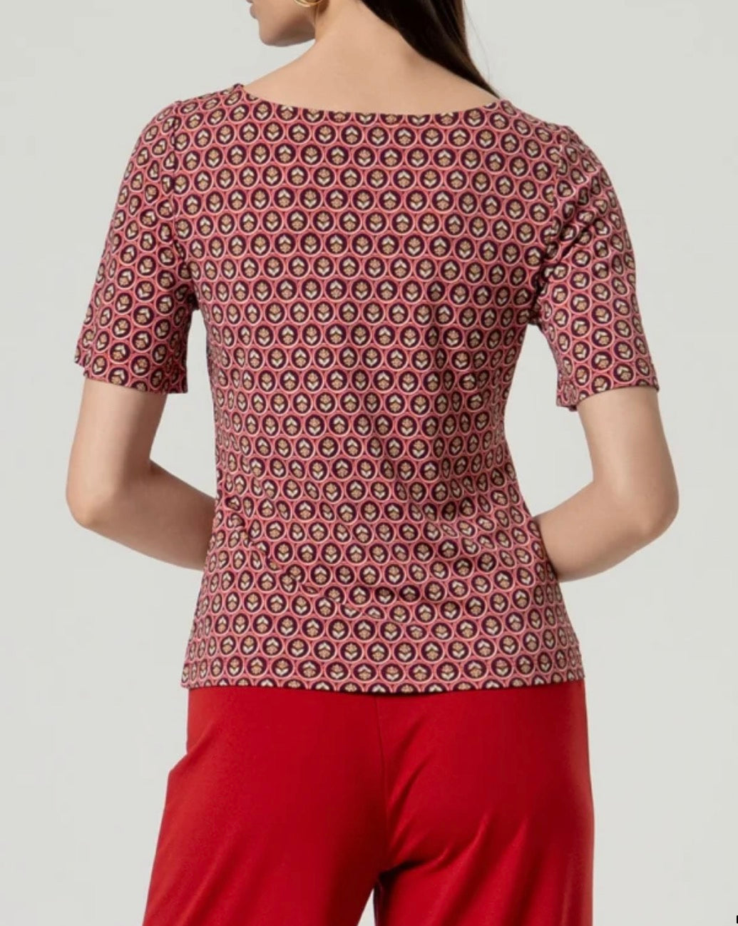T-shirt con collo a barchetta Surkana