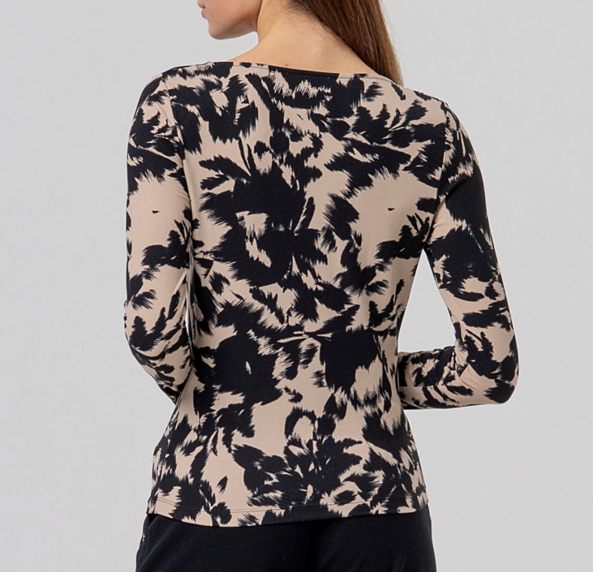 T-shirt con collo asimmetrico stampata Surkana