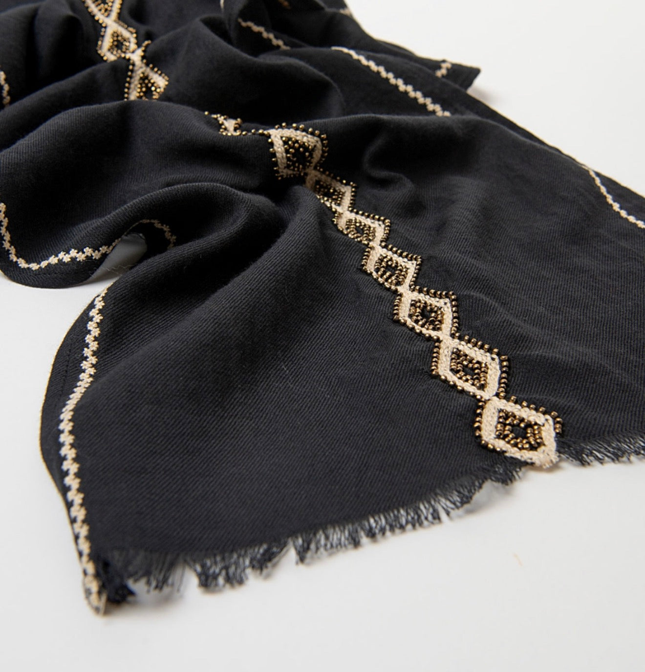 Foulard di cotone con perline ricamate Surkana