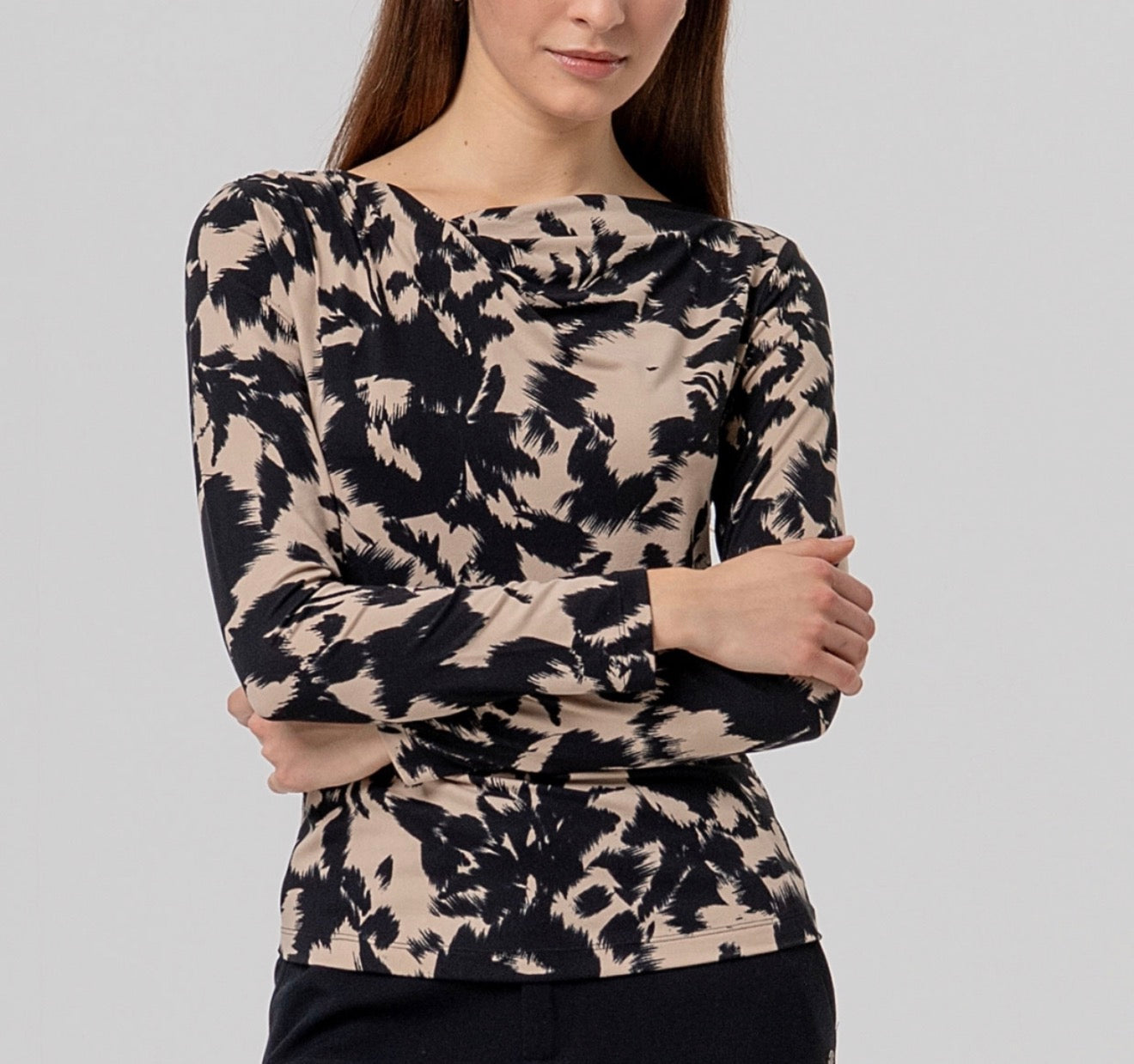 T-shirt con collo asimmetrico stampata Surkana